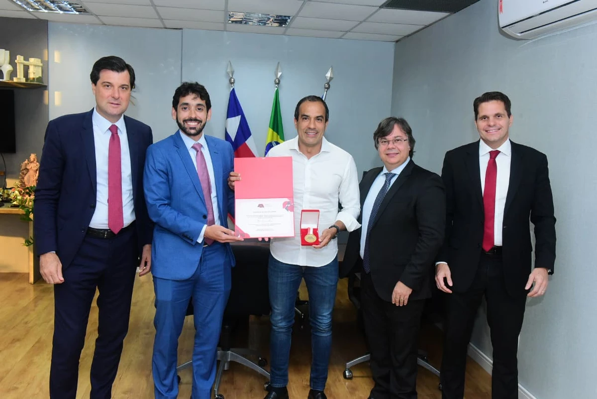 Prefeito recebeu honraria na quinta-feira (9)
