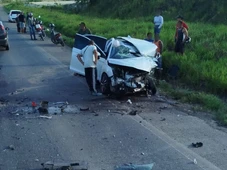 Imagem - Adolescente morre após colisão entre carro e caminhão dos Correios em estrada baiana