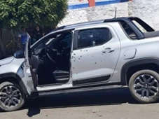 Imagem - Bebê e dois adultos ficam feridos após carro ser alvejado em pátio de feira na Bahia