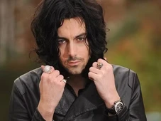Imagem - Ex-vocalista de banda de heavy metal é morto com facadas no pescoço dentro da prisão