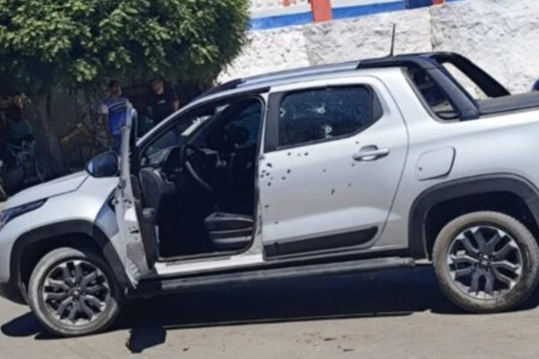 Carro foi alvejado por suspeitos que chegaram