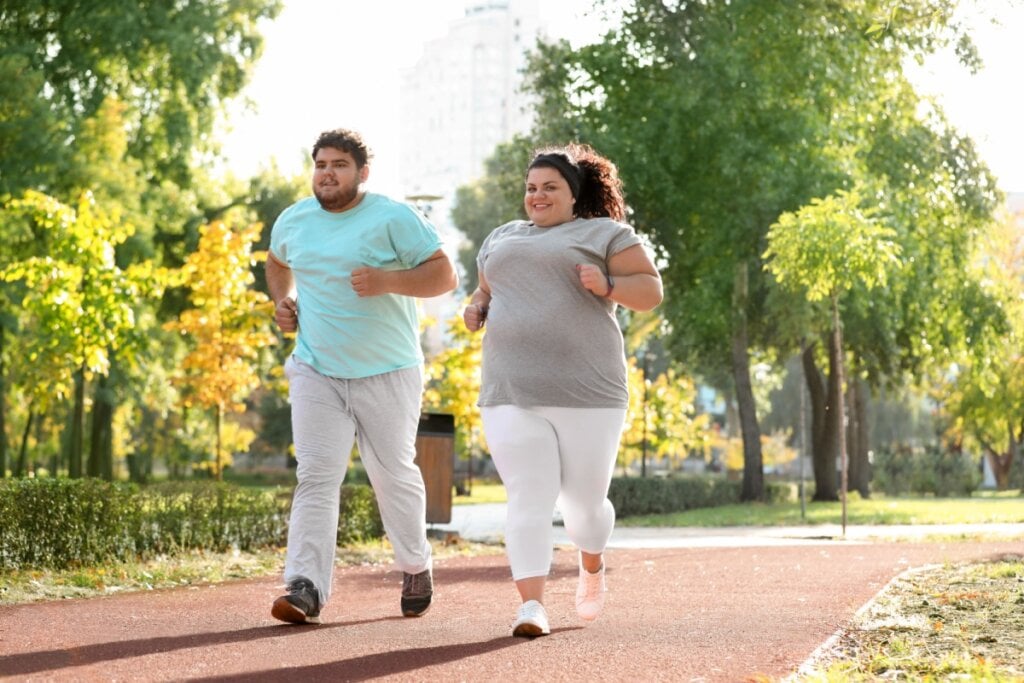 Atividade física regular faz parte das estratégias para o tratamento da obesidade (Imagem: New Africa | Shutterstock) 