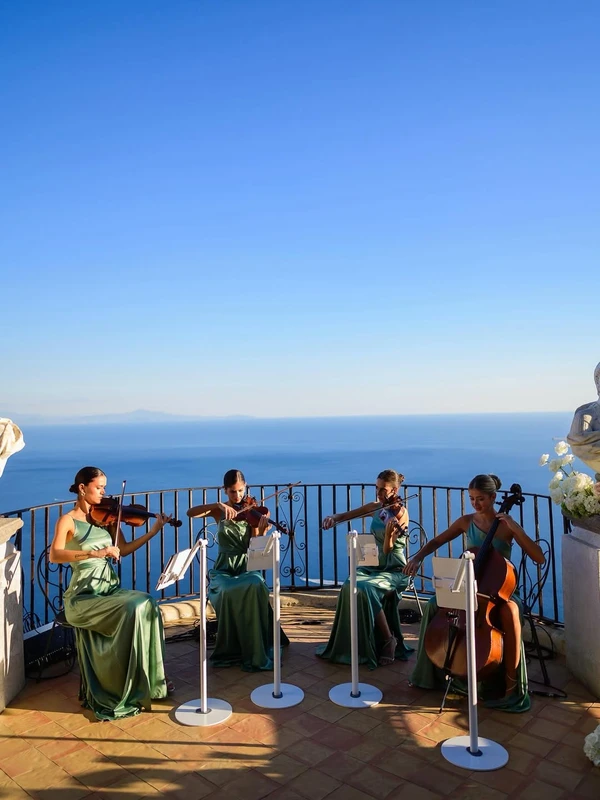 A cerimônia luxuosa aconteceu na deslumbrante Villa Cimbrone, em Ravello, na Itália por Reprodução/Instagram