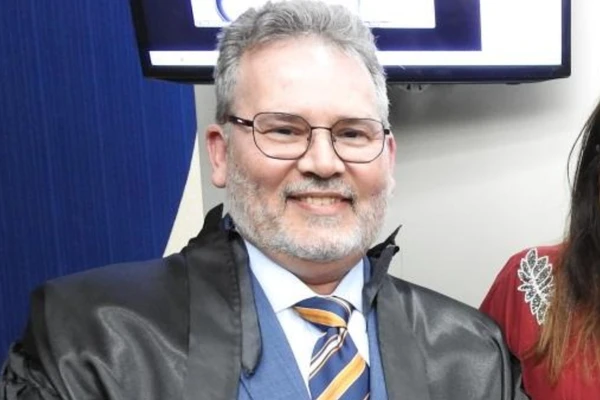 O relator, desembargador Marcelo Rodrigues Prata, afirmou que “a interrupção do período de repouso para atender a uma demanda da empresa afronta o direito do trabalhador a um ambiente saudável e ao descanso efetivo”.  por Reprodução