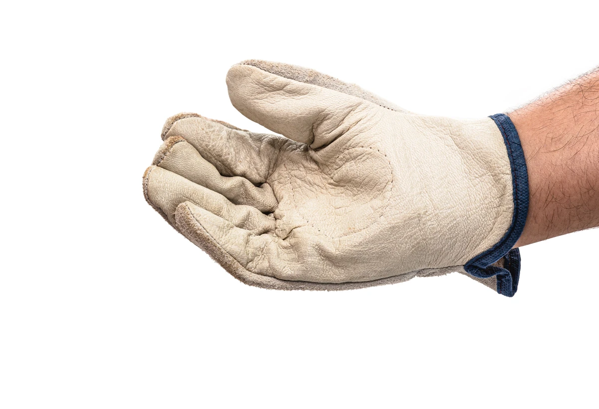 Segundo a prova oral, o vigilante revistava e manipulava lixo sem luvas. por Shutterstock