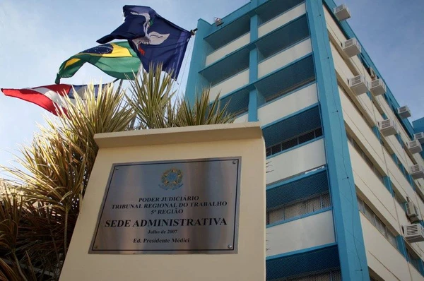 Tribunal Regional do Trabalho fixou mais R$ 5 mil pelo manuseio de lixo sem luvas e R$ 10 mil pela presença de ratos e baratas no refeitório por Reprodução