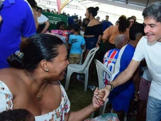 Imagem - ACM Neto prestigia evento do Dia das Crianças em Lauro de Freitas ao lado de lideranças políticas