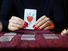 Imagem - Carta 8 de Ouros no tarot indica renovação, aprendizado e novas oportunidades nesta quarta (15)