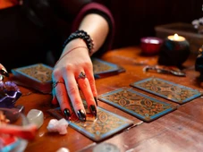 Imagem - Carta 7 de Copas no tarot indica reviravoltas no amor e novas conexões nesta terça (14)