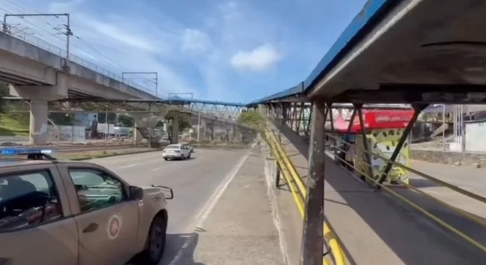 Imagem - Jovem é morto a tiros em passarela de avenida movimentada de Salvador no Dia das Crianças