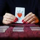 Imagem - Carta 8 de Ouros no tarot indica renovação, aprendizado e novas oportunidades nesta quarta (15)