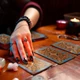 Imagem - Carta 7 de Copas no tarot indica reviravoltas no amor e novas conexões nesta terça (14)