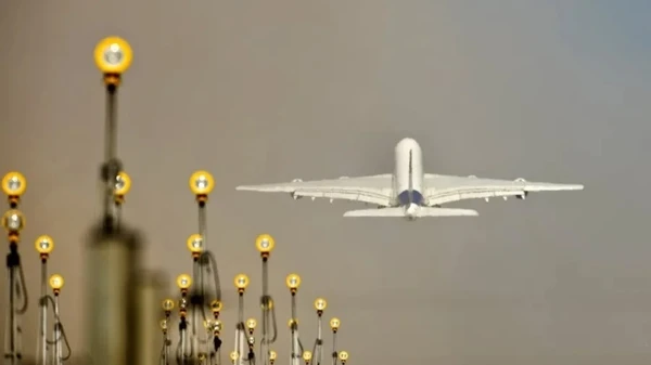 2014: Avião decola do aeroporto internacional de Santiago, no Chile por Reprodução/Martin Bernetti/AFP