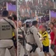 Imagem - Mulher joga lata em policiais e é agredida por PM durante festa em Salvador