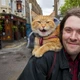 Imagem - De sem-teto a milionário: morador de rua fica rico após adotar gato ferido