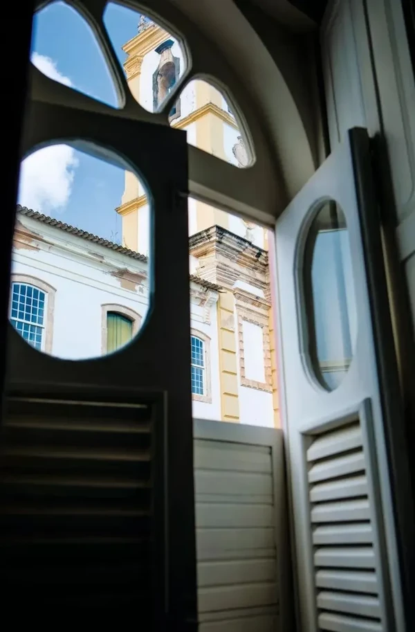 A casa de Regina Casé em Salvador é um refúgio de arte, cor e alma baiana por Lufe Gomes
