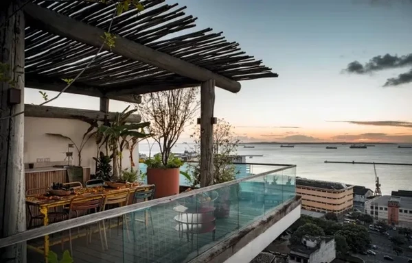 A casa de Regina Casé em Salvador é um refúgio de arte, cor e alma baiana por Lufe Gomes
