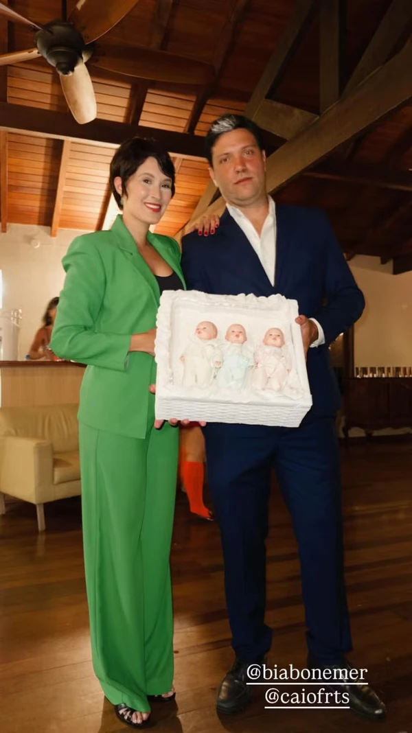 Bia Bonemer se fantasia dos pais, Fátima Bernardes e William Bonner, ao lado do namorado por Reprodução/Instagram
