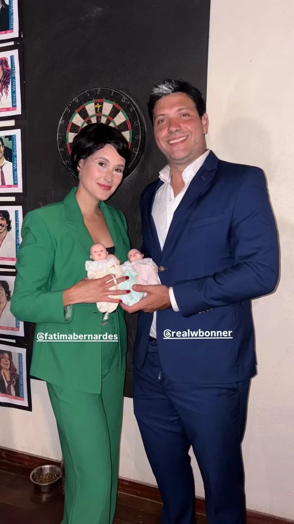 Bia Bonemer se fantasia dos pais, Fátima Bernardes e William Bonner, ao lado do namorado por Reprodução/Instagram