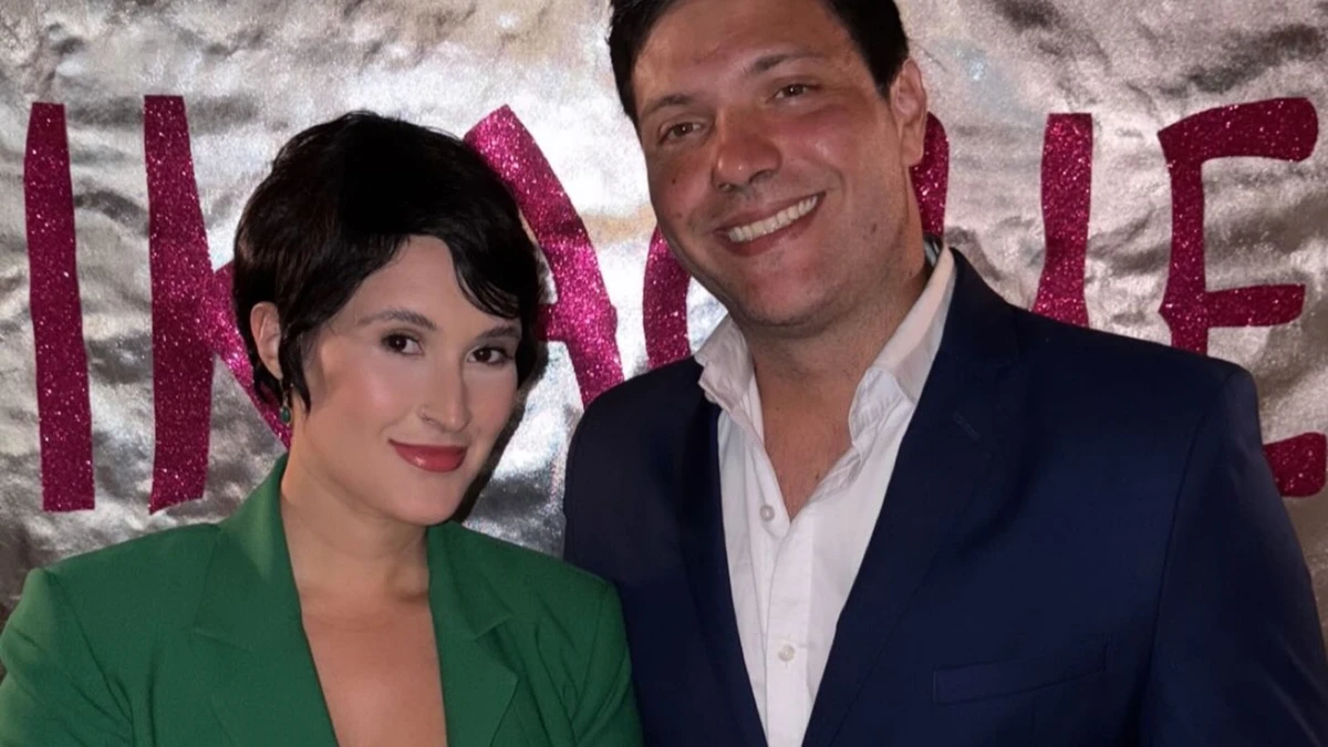 Bia Bonemer se fantasia dos pais, Fátima Bernardes e William Bonner, ao lado do namorado por Reprodução/Instagram