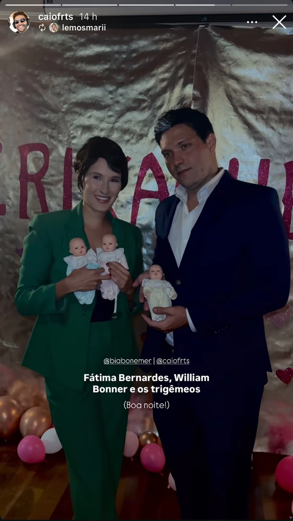 Bia Bonemer se fantasia dos pais, Fátima Bernardes e William Bonner, ao lado do namorado por Reprodução/Instagram
