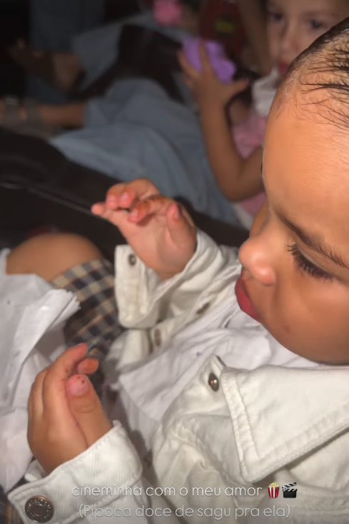 Bruna Biancardi com a filha Mavie no cinema