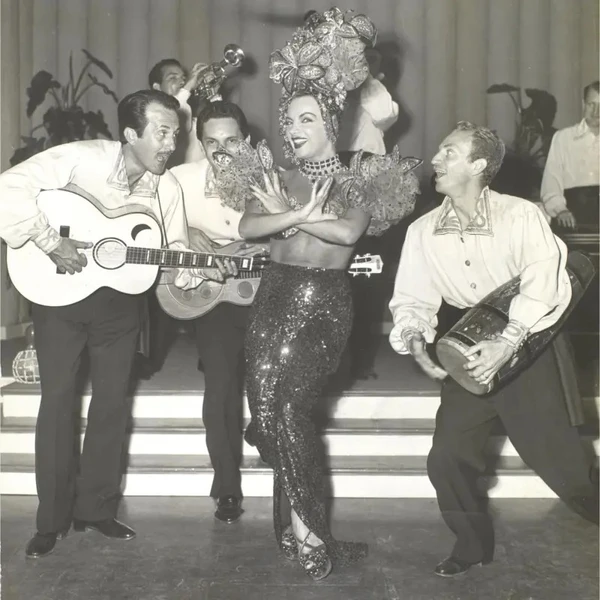 A icônica Carmen Miranda, conhecida como a “Pequena Notável”, nasceu em Marco de Canaveses, Portugal, e chegou ao Brasil com apenas um ano de idade. Foi aqui que construiu sua carreira e se tornou um dos maiores símbolos da cultura brasileira — mesmo tendo nascido do outro lado do Atlântico! Neste ano, inclusive, completam-se 68 anos de sua morte  por Arquivo Nacional 