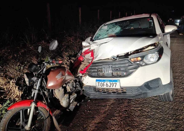 Carro atingiu traseira de moto em que casal estava