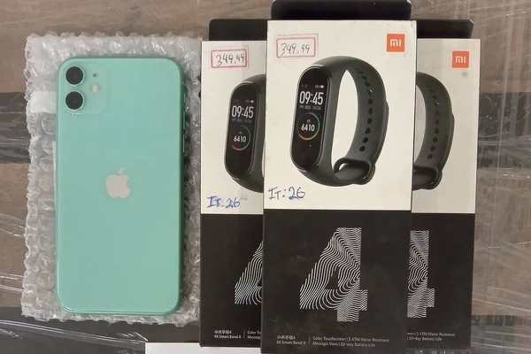 Celular e relógio inteligente por Divulgação/Receita Federal
