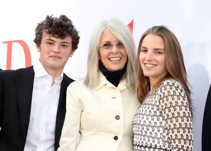 Diane Keaton (1946-2025) com os filhos, Duke e Dexter, em foto de maio de 2018  por Reprodução/Getty Images