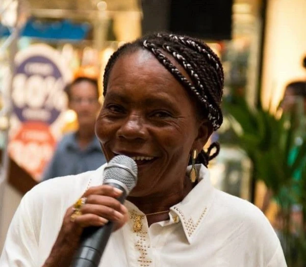 Dona Salvadora é uma cantora, rezadeira e mestra da cultura popular por Divulgação