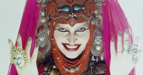 Nascida em Leutkirch im Allgäu, na Alemanha, Elke Maravilha chegou ao Brasil em 1949 com a família, que fugia das consequências da Segunda Guerra Mundial. Modelo, atriz e jurada irreverente, ela se naturalizou brasileira, mas chegou a perder a cidadania por se posicionar contra a ditadura militar. Elke sempre será lembrada por sua autenticidade e carisma únicos  por Divulgaçã/Instituto Cultural Vale