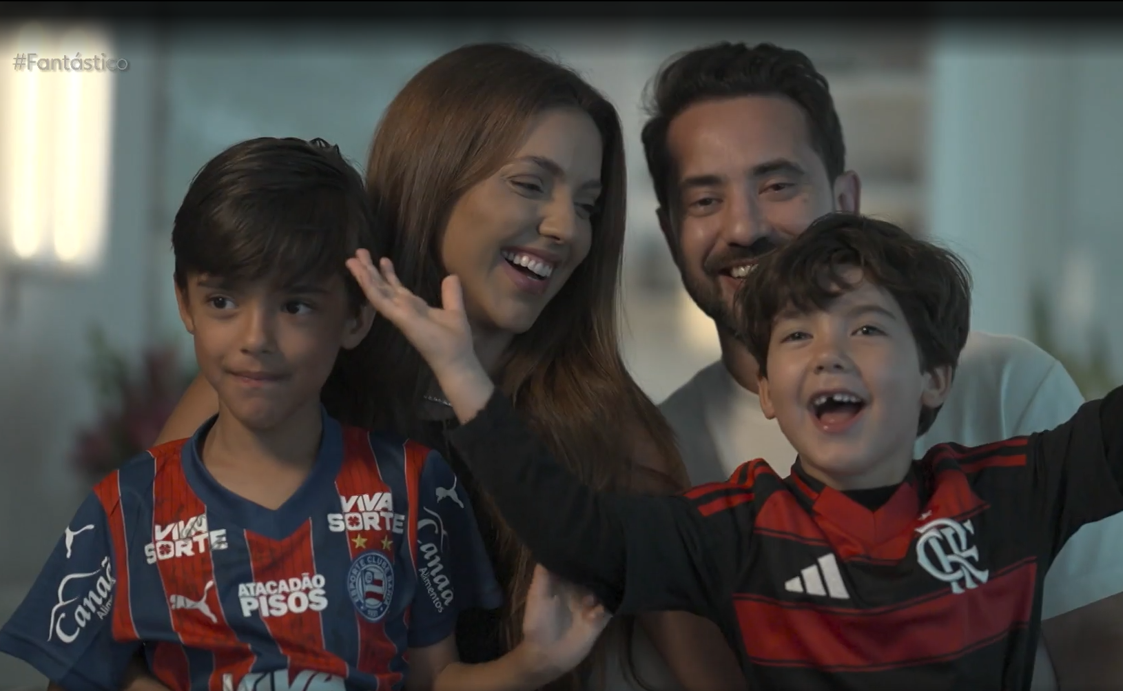 Everton Ribeiro ao lado da esposa e filhos por Reproduçaõ