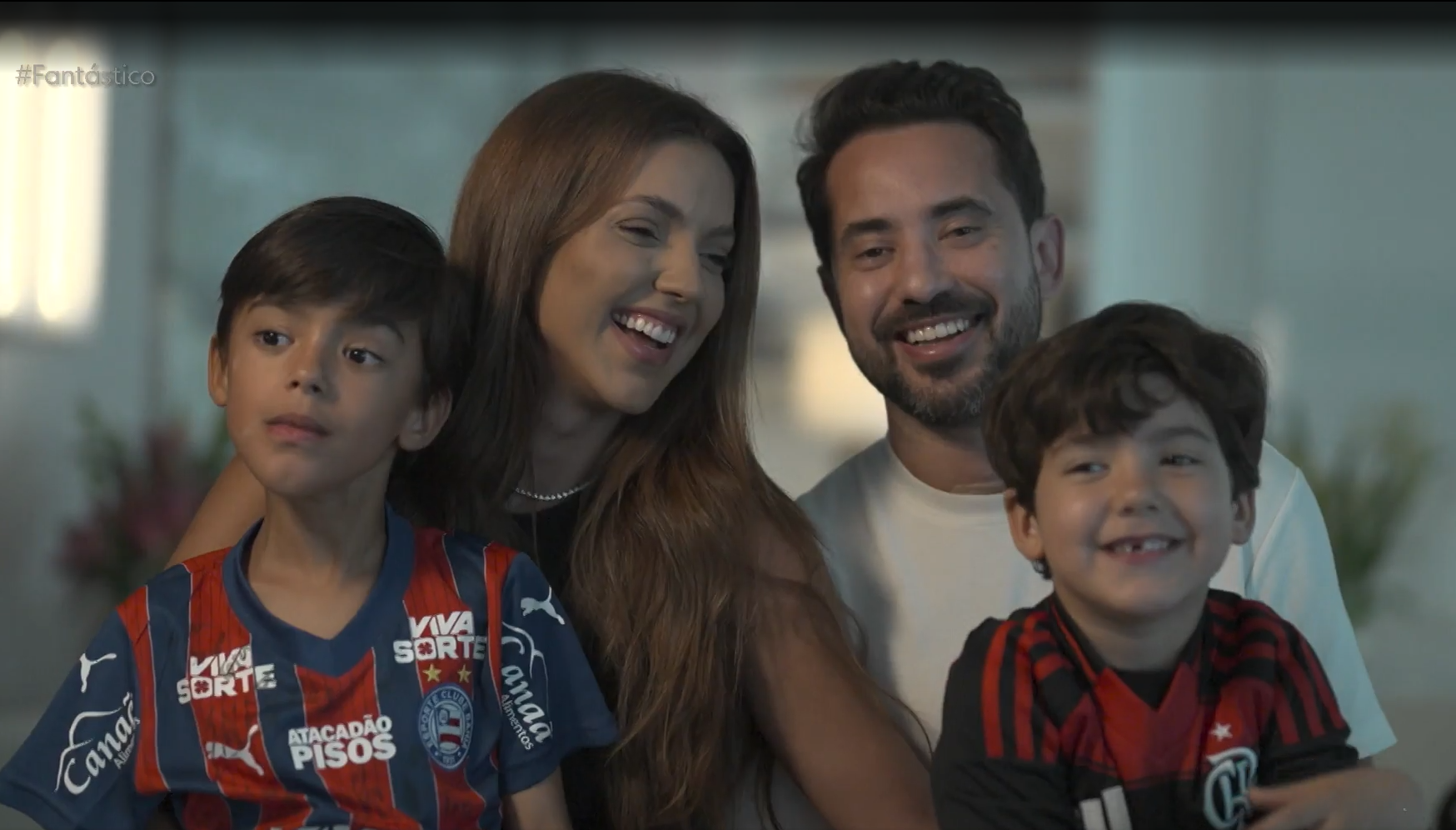 Everton Ribeiro ao lado da esposa e filhos por Reprodução