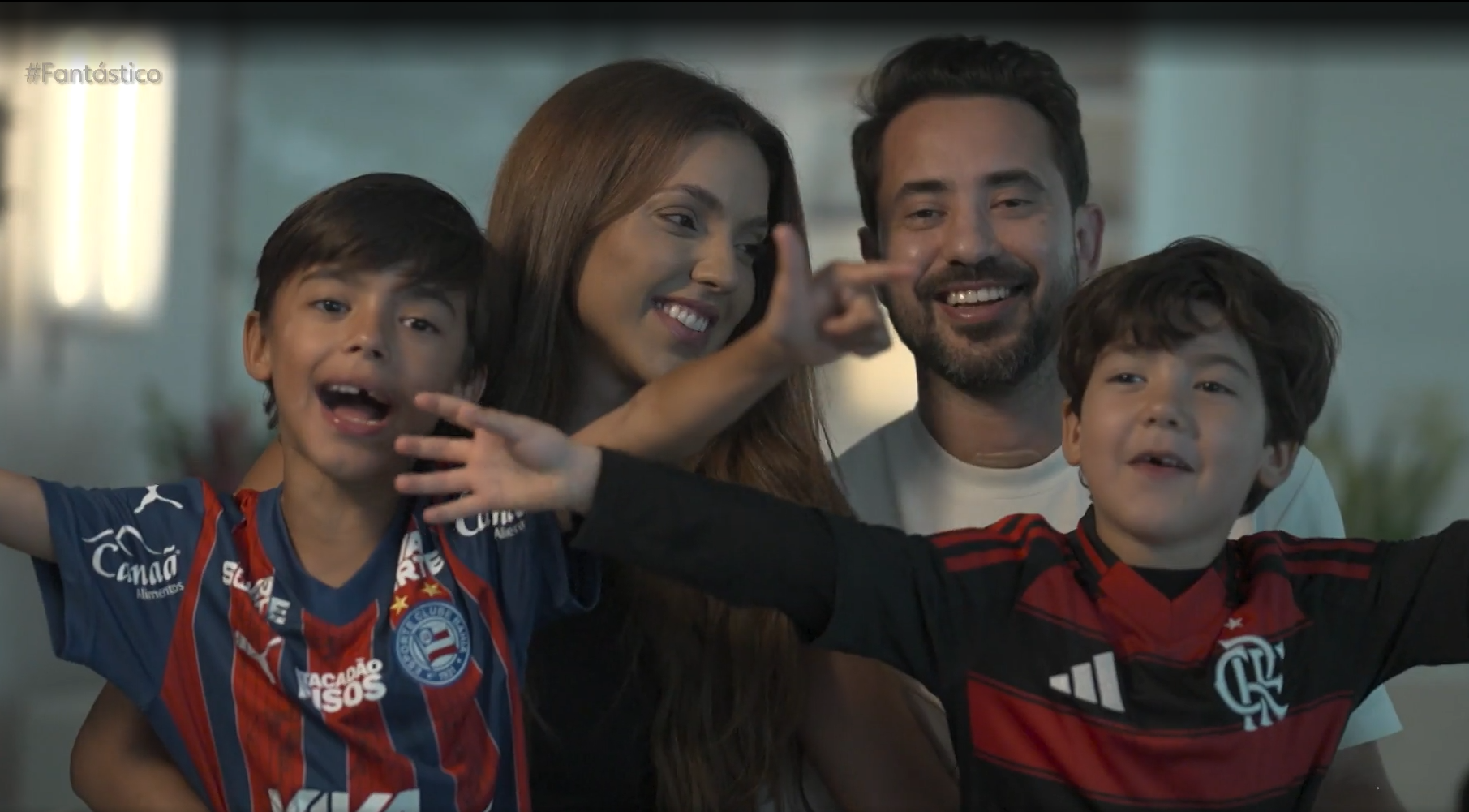 Everton Ribeiro ao lado da esposa e filhos por Reprodução