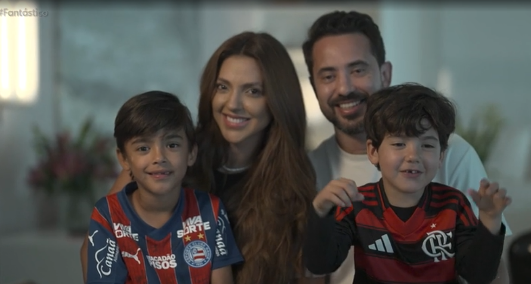 Everton Ribeiro ao lado da esposa e filhos por Reprodução