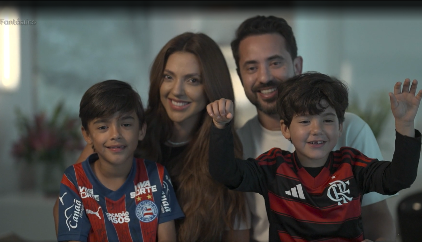 Everton Ribeiro ao lado da esposa e filhos por Reprodução