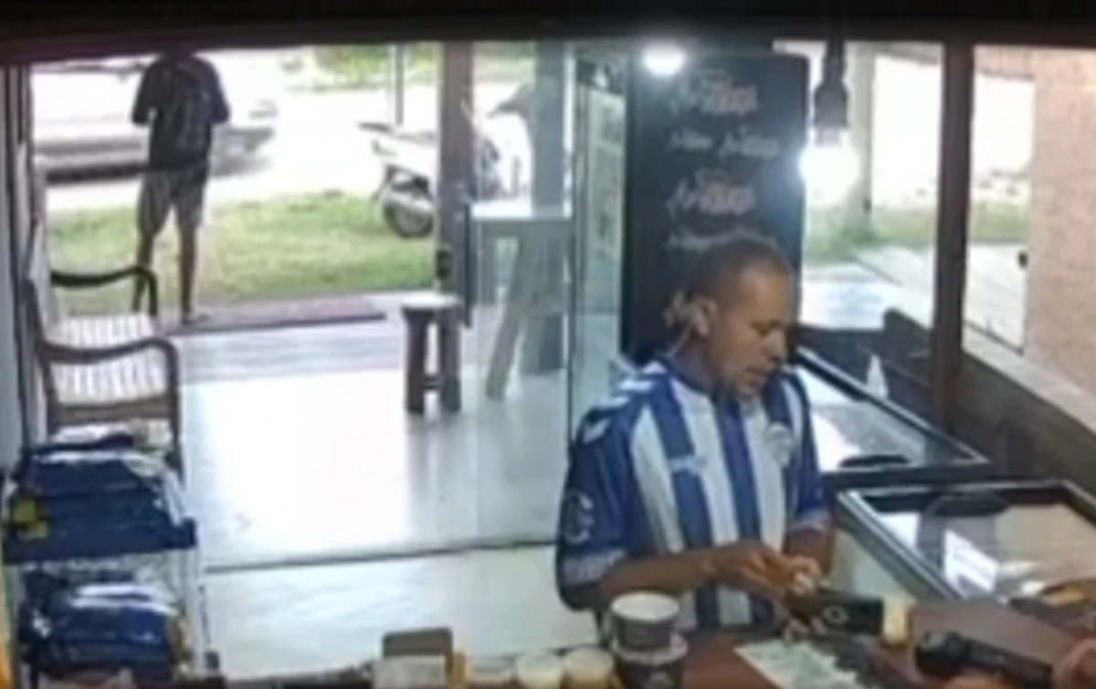 Jovem foi baleado na frente de uma loja de açaí por Reprodução
