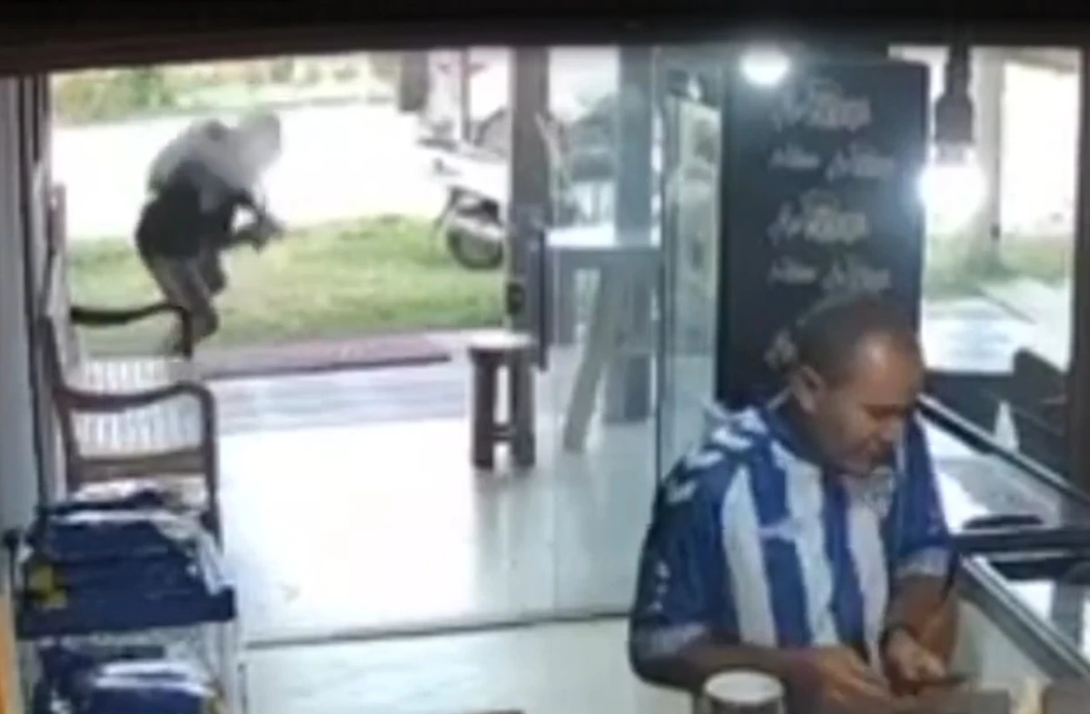 Jovem foi baleado na frente de uma loja de açaí por Reprodução
