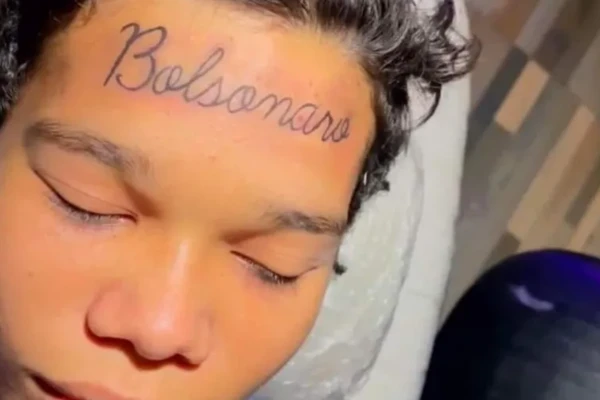 Jovem marcou testa com nome de Bolsonaro