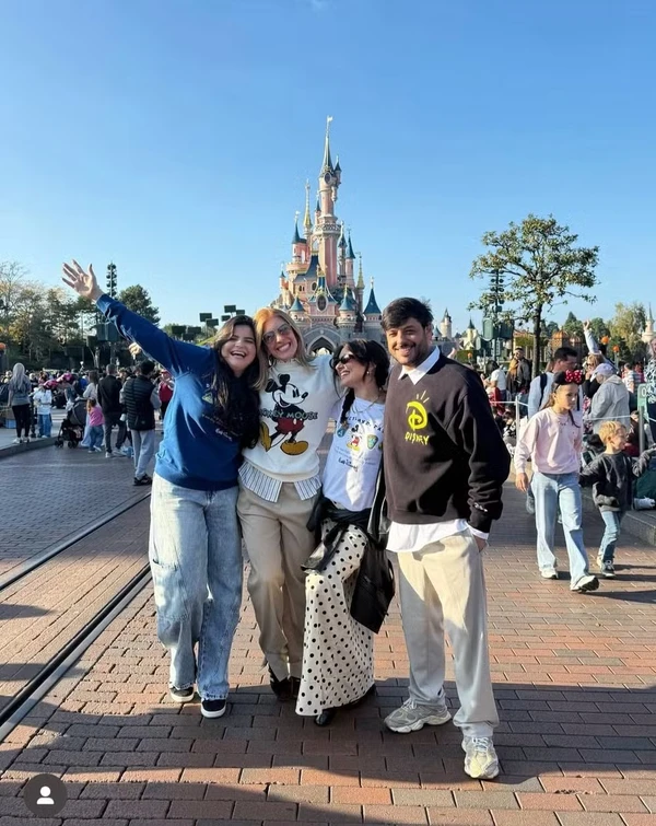 Lore Improta abre álbum de fotos na Disney, em Paris: 'Meu presente de Dia das Crianças' por Reprodução/Instagram