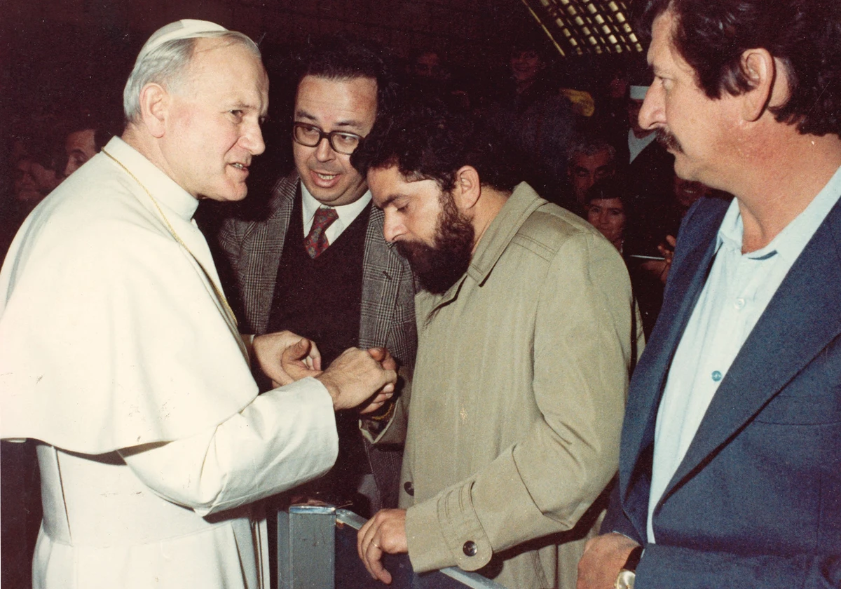 Lula e o papa João Paulo II por Divulgação