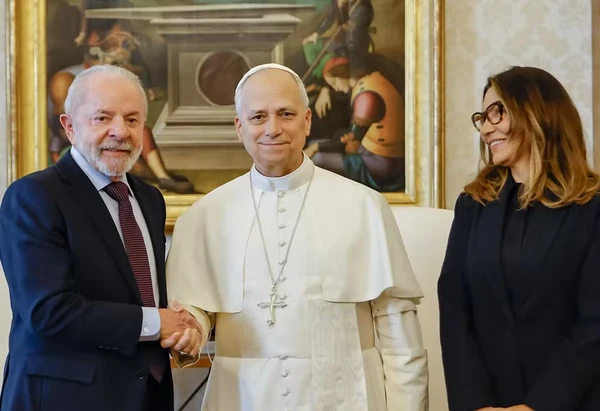 Lula e o papa Leão XIV com a primeira-dama por Divulgação/Ricardo Stuckert
