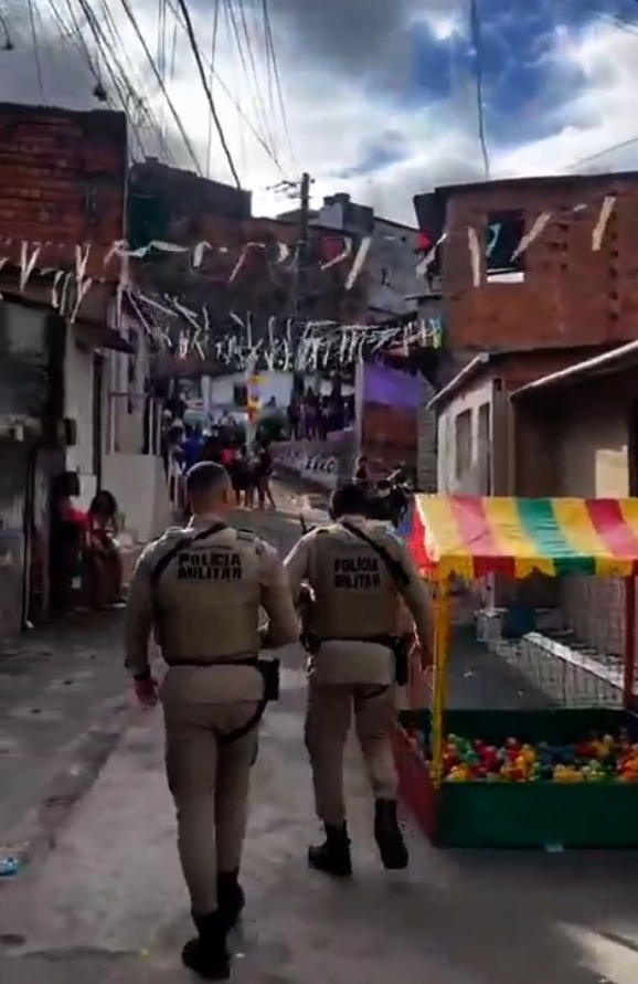 Mulher joga lata em policiais e é agredida por PM durante festa em Salvador por Reprodução / Redes sociais