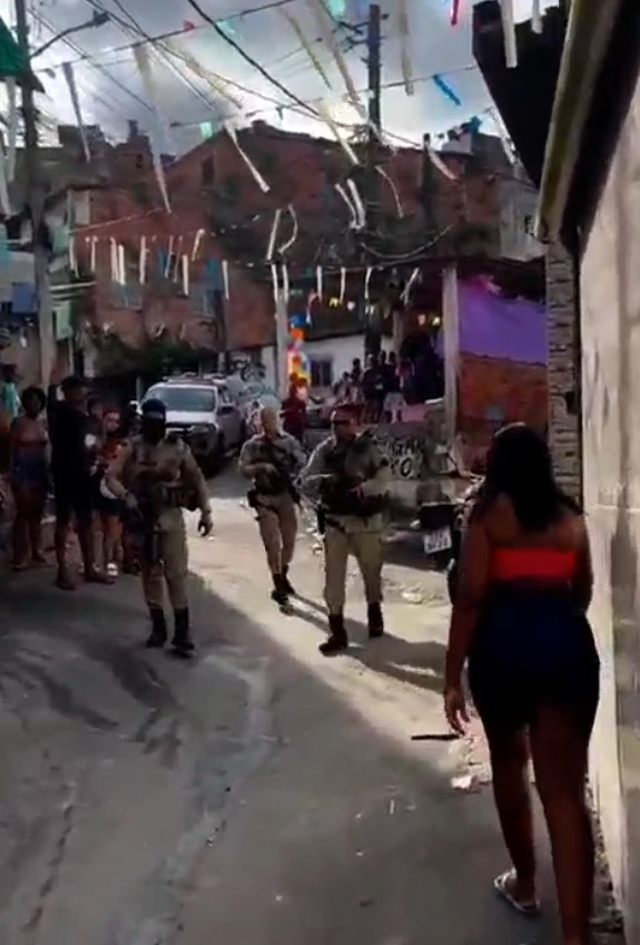 Mulher joga lata em policiais e é agredida por PM durante festa em Salvador por Reprodução / Redes sociais