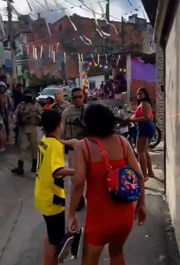 Mulher joga lata em policiais e é agredida por PM durante festa em Salvador por Reprodução / Redes sociais