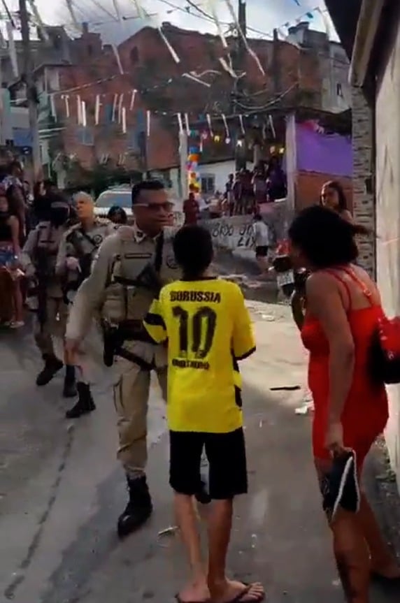 Mulher joga lata em policiais e é agredida por PM durante festa em Salvador por Reprodução / Redes sociais