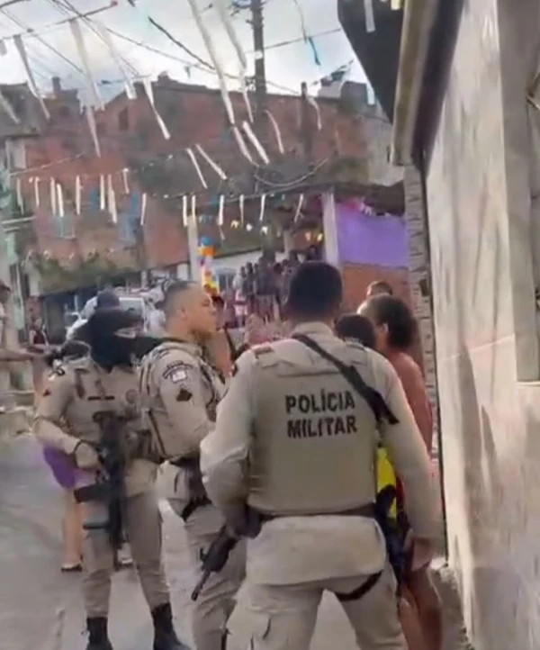 Mulher joga lata em policiais e é agredida por PM durante festa em Salvador por Reprodução / Redes sociais
