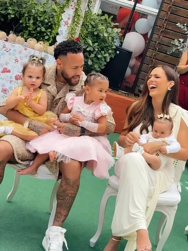 Neymar com as três filhas e Bruna Biancardi por Reprodução