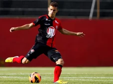 Imagem - Zagueiro revelado pelo Vitória fecha com rival da Série A após mais de uma década na Europa